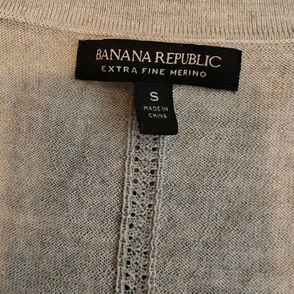 NWOT BANANA REPUBLIC EXTRA FINE MERINO WOOL LIGHT GRAY V NECK SWEATER SIZE S - Picture 5 of 6